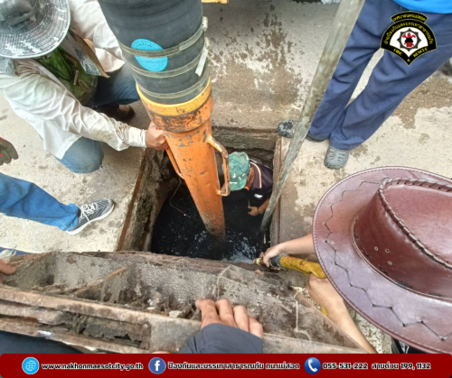 ดับเพลิงนครแม่สอด ร่วมกองช่างสุขาภิบาล ออกดำเนินการฉีดดันท่อระบายน้ำ บริเวณใกล้เคียงโรงเรียนแม่สอด