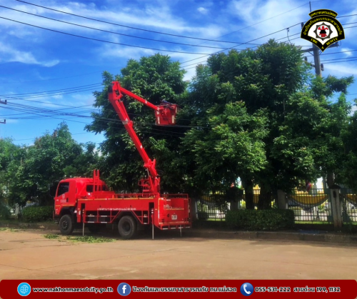 ดับเพลิงนครแม่สอด ออกดำเนินการตัดแต่งกิ่งไม้ เนื่องจากบดบังทัศนวิสัย บริเวณสำนักงานเทศบาลนครแม่สอด