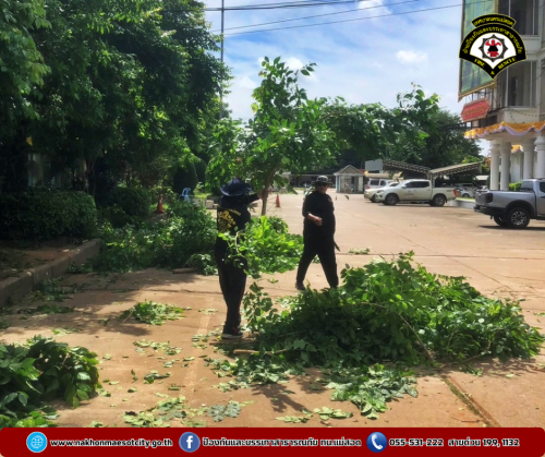 ดับเพลิงนครแม่สอด ออกดำเนินการตัดแต่งกิ่งไม้ เนื่องจากบดบังทัศนวิสัย บริเวณสำนักงานเทศบาลนครแม่สอด