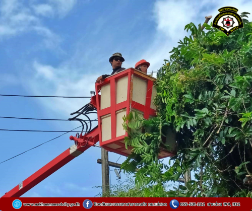 ดับเพลิงนครแม่สอด ออกดำเนินการตัดต้นไม้พาดผ่านสายไฟฟ้า บริเวณใกล้เคียงสถานีตำรวจภูธรแม่สอด