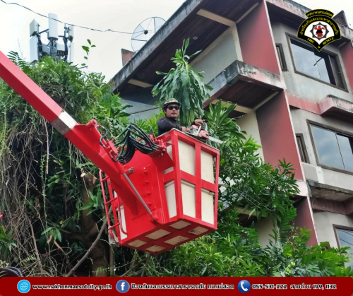 ดับเพลิงนครแม่สอด ออกดำเนินการตัดต้นไม้พาดผ่านสายไฟฟ้า บริเวณใกล้เคียงสถานีตำรวจภูธรแม่สอด