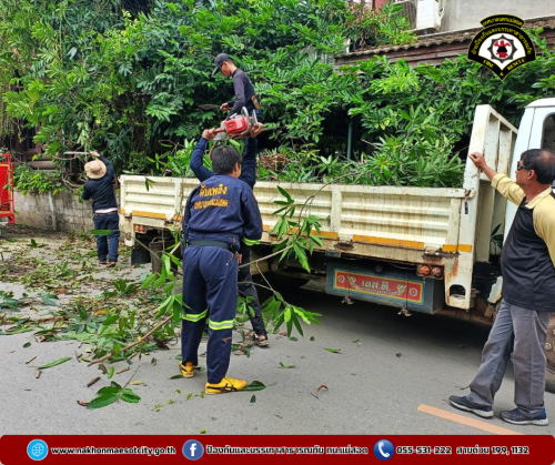 ดับเพลิงนครแม่สอด ออกดำเนินการตัดต้นไม้พาดผ่านสายไฟฟ้า บริเวณใกล้เคียงสถานีตำรวจภูธรแม่สอด