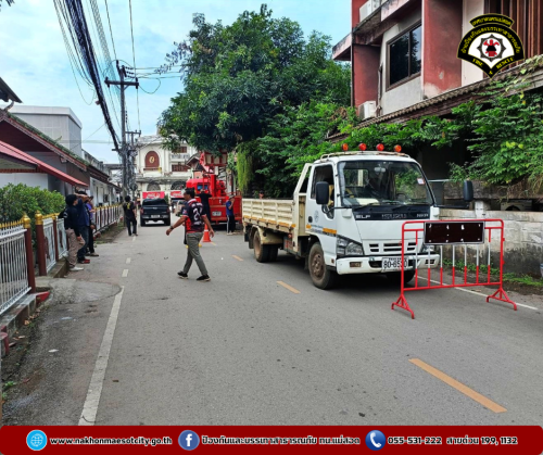 ดับเพลิงนครแม่สอด ออกดำเนินการตัดต้นไม้พาดผ่านสายไฟฟ้า บริเวณใกล้เคียงสถานีตำรวจภูธรแม่สอด