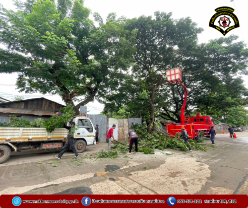 ดับเพลิงนครแม่สอด ออกดำเนินการตัดแต่งกิ่งไม้ เนื่องจากพาดผ่านสายไฟฟ้า บริเวณใกล้เคียงไทยแสงทองบ้านโต้ง