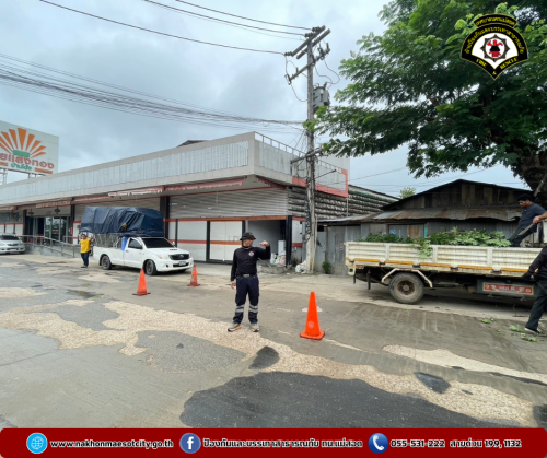 ดับเพลิงนครแม่สอด ออกดำเนินการตัดแต่งกิ่งไม้ เนื่องจากพาดผ่านสายไฟฟ้า บริเวณใกล้เคียงไทยแสงทองบ้านโต้ง