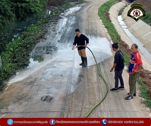 ดับเพลิงนครแม่สอด ออกดำเนินการฉีดล้างทำความสะอาด บริเวณถนนเลียบคลองทางเข้ามัสยิดมูฮาญีรีน