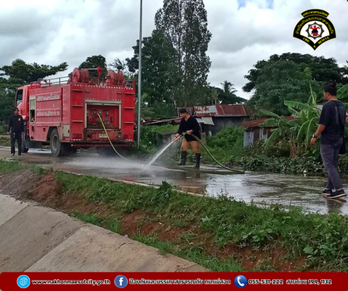 ดับเพลิงนครแม่สอด ออกดำเนินการฉีดล้างทำความสะอาด บริเวณถนนเลียบคลองทางเข้ามัสยิดมูฮาญีรีน