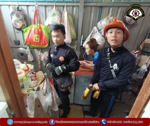 ดับพลิงนครแม่สอด ออกดำเนินการจับสัตว์เลื้อยคลาน (งู) บริเวณถนนอินทรคีรี ซอย 7