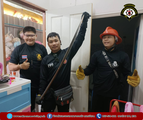 ดับพลิงนครแม่สอด ออกดำเนินการจับสัตว์เลื้อยคลาน (งู) บริเวณถนนอินทรคีรี ซอย 7