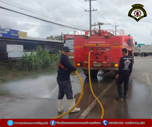 ดับเพลิงนครแม่สอด ออกดำเนินการฉีดล้างทำความสะอาด บริเวณถนนสายเอเชีย แยกเอเชียการยาง