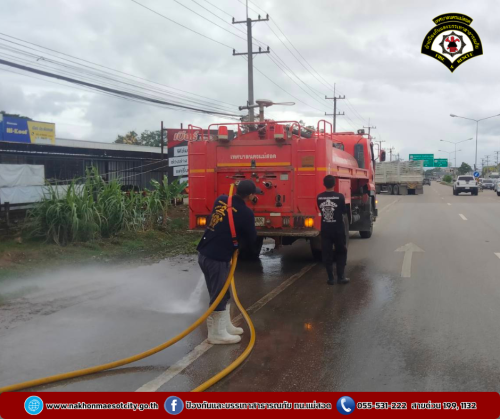 ดับเพลิงนครแม่สอด ออกดำเนินการฉีดล้างทำความสะอาด บริเวณถนนสายเอเชีย แยกเอเชียการยาง