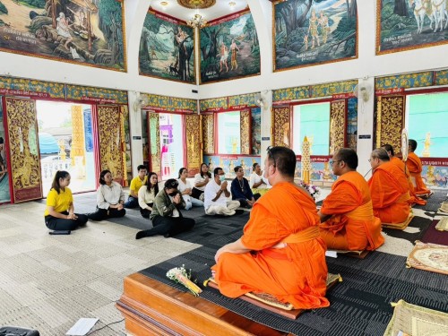 รองปลัดเทศบาลและสมาชิกสภาเทศบาล พร้อมด้วยพนักงานกองช่างสุขาภิบาล ร่วมถวายเทียนพรรษา ผ้าอาบน้ำฝน ฯลฯ 