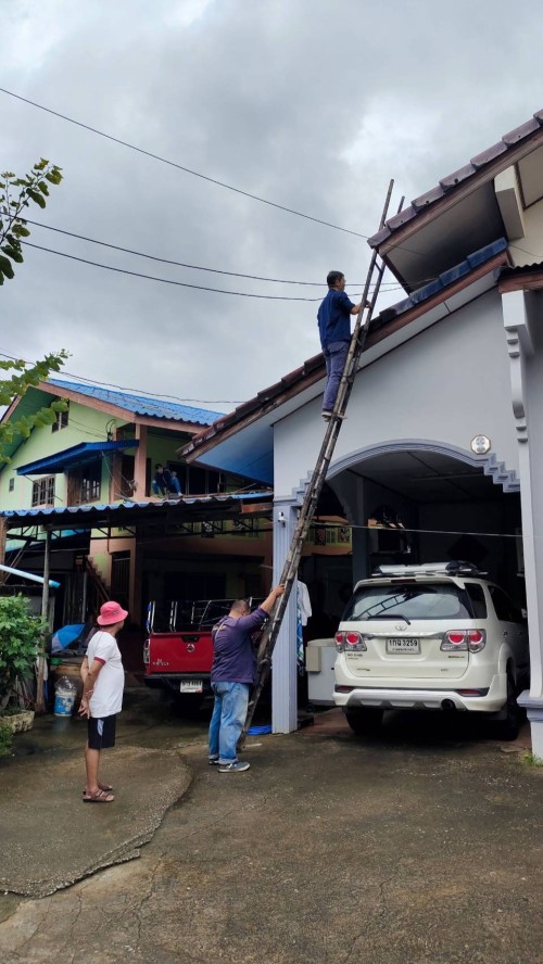 เจ้าหน้าที่กองยุทธศาสตร์และงบประมาณ ดำเนินการตามคำร้องขอซ่อมแซมเคเบิ้ลทีวี เพื่อการศึกษาเทศบาลนครแม่สอด