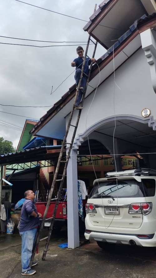 เจ้าหน้าที่กองยุทธศาสตร์และงบประมาณ ดำเนินการตามคำร้องขอซ่อมแซมเคเบิ้ลทีวี เพื่อการศึกษาเทศบาลนครแม่สอด