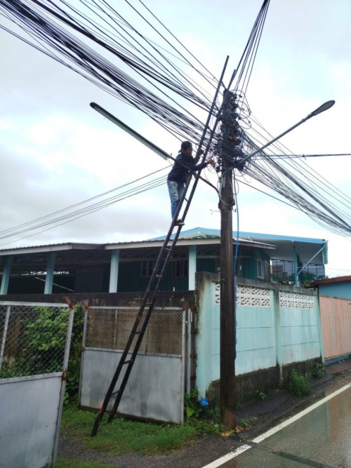 เจ้าหน้าที่กองยุทธศาสตร์และงบประมาณ ดำเนินการตามคำร้องขอซ่อมแซมเคเบิ้ลทีวี เพื่อการศึกษาเทศบาลนครแม่สอด