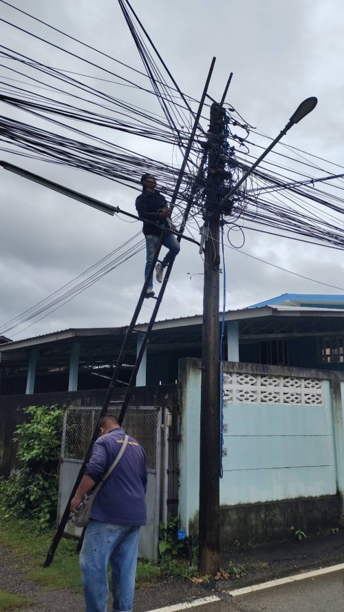เจ้าหน้าที่กองยุทธศาสตร์และงบประมาณ ดำเนินการตามคำร้องขอซ่อมแซมเคเบิ้ลทีวี เพื่อการศึกษาเทศบาลนครแม่สอด