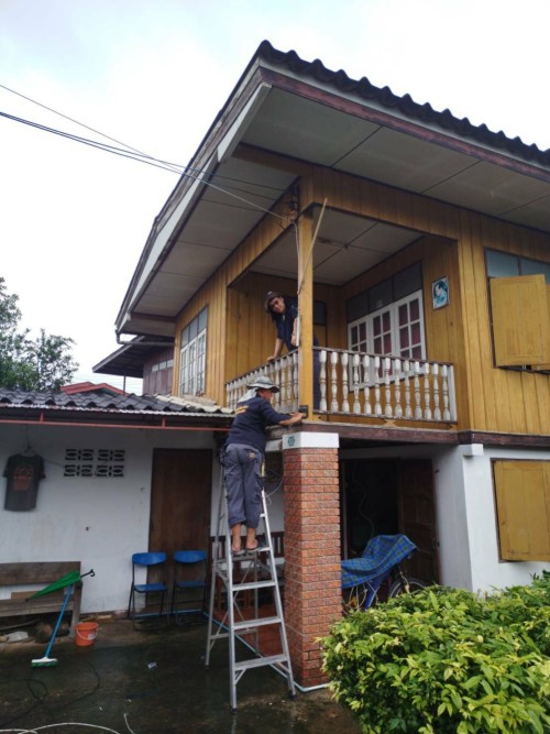 เจ้าหน้าที่กองยุทธศาสตร์และงบประมาณ ดำเนินการตามคำร้องขอซ่อมแซมเคเบิ้ลทีวี เพื่อการศึกษาเทศบาลนครแม่สอด