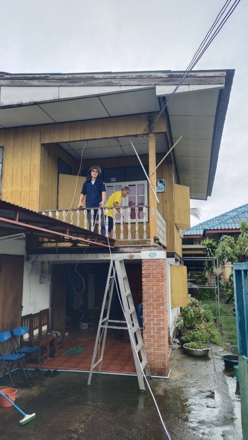 เจ้าหน้าที่กองยุทธศาสตร์และงบประมาณ ดำเนินการตามคำร้องขอซ่อมแซมเคเบิ้ลทีวี เพื่อการศึกษาเทศบาลนครแม่สอด