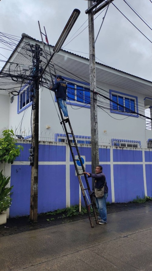 เจ้าหน้าที่กองยุทธศาสตร์และงบประมาณ ดำเนินการตามคำร้องขอซ่อมแซมเคเบิ้ลทีวี เพื่อการศึกษาเทศบาลนครแม่สอด