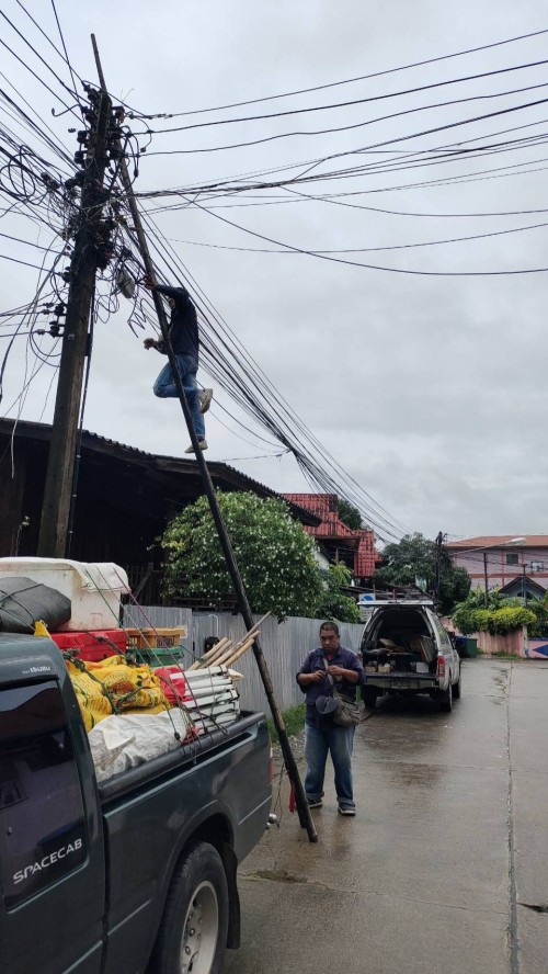 เจ้าหน้าที่กองยุทธศาสตร์และงบประมาณ ดำเนินการตามคำร้องขอซ่อมแซมเคเบิ้ลทีวี เพื่อการศึกษาเทศบาลนครแม่สอด