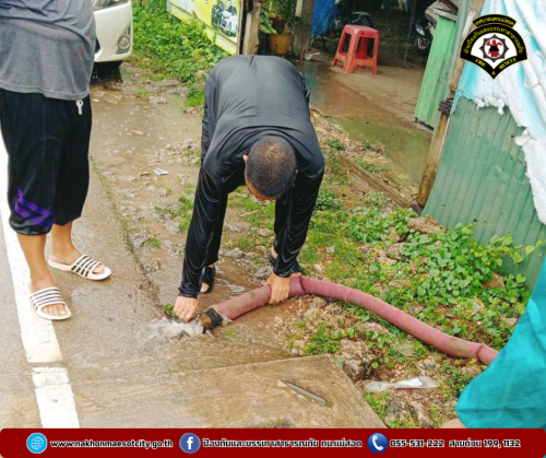 ดับเพลิงนครแม่สอด ออกดำเนินการช่วยเหลือประชาชนที่ได้รับผลกระทบจากอุทกภัยในเขตพื้นที่ ทน.แม่สอด