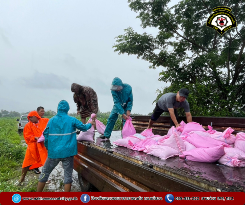 ดับเพลิงนครแม่สอด ออกดำเนินการช่วยเหลือประชาชนที่ได้รับผลกระทบจากอุทกภัยในเขตพื้นที่ ทน.แม่สอด