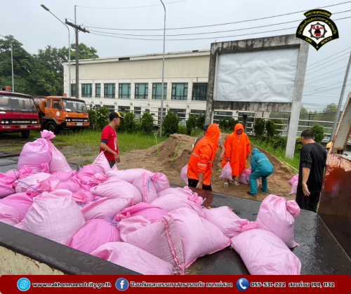 ดับเพลิงนครแม่สอด ออกดำเนินการช่วยเหลือประชาชนที่ได้รับผลกระทบจากอุทกภัยในเขตพื้นที่ ทน.แม่สอด