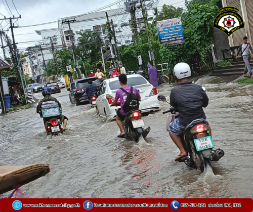 ดับเพลิงนครแม่สอด ออกดำเนินการช่วยเหลือประชาชนที่ได้รับผลกระทบจากอุทกภัยในเขตพื้นที่ ทน.แม่สอด