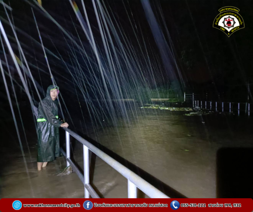 ดับเพลิงนครแม่สอด ออกดำเนินการช่วยเหลือประชาชนที่ได้รับผลกระทบจากอุทกภัยในเขตพื้นที่ ทน.แม่สอด