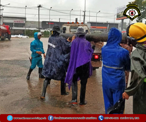 ดับเพลิงนครแม่สอด ออกดำเนินการช่วยเหลือประชาชนที่ได้รับผลกระทบจากอุทกภัยในเขตพื้นที่ ทน.แม่สอด