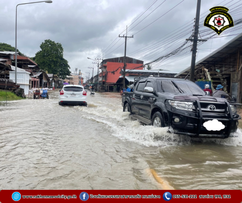 ดับเพลิงนครแม่สอด ออกดำเนินการช่วยเหลือประชาชนที่ได้รับผลกระทบจากอุทกภัยในเขตพื้นที่ ทน.แม่สอด