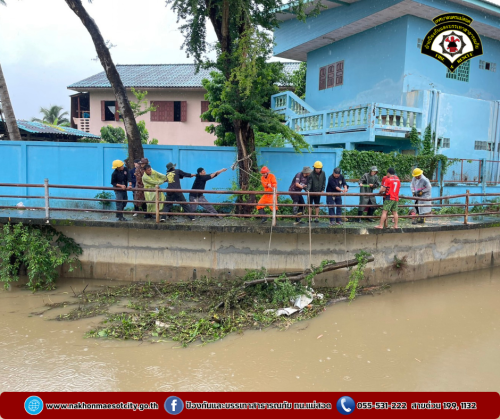 ดับเพลิงนครแม่สอด ออกดำเนินการช่วยเหลือประชาชนที่ได้รับผลกระทบจากอุทกภัยในเขตพื้นที่ ทน.แม่สอด