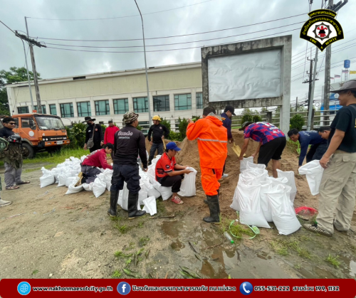 ดับเพลิงนครแม่สอด ออกดำเนินการช่วยเหลือประชาชนที่ได้รับผลกระทบจากอุทกภัยในเขตพื้นที่ ทน.แม่สอด