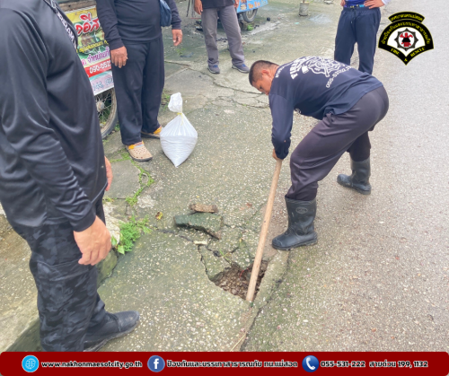 ดับเพลิงนครแม่สอด ออกดำเนินการซ่อมแซมถนน บริเวณใกล้เคียงไปรษณีย์อินทรคีรี