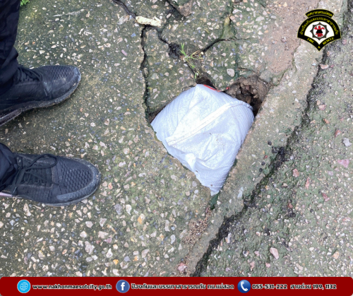 ดับเพลิงนครแม่สอด ออกดำเนินการซ่อมแซมถนน บริเวณใกล้เคียงไปรษณีย์อินทรคีรี