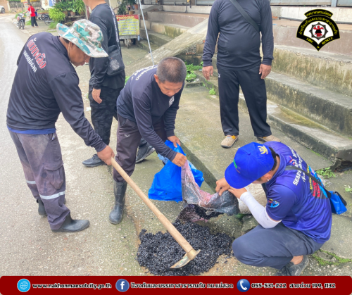 ดับเพลิงนครแม่สอด ออกดำเนินการซ่อมแซมถนน บริเวณใกล้เคียงไปรษณีย์อินทรคีรี