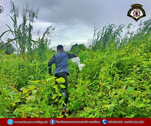 ดับพลิงนครแม่สอด ออกดำเนินการจับสัตว์เลื้อยคลาน (งู) บ้านเรือนประชาชน ใกล้เคียงวัดดอนไชย