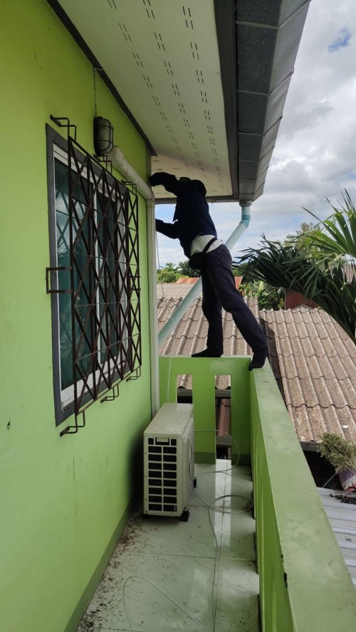 เจ้าหน้าที่กองยุทธศาสตร์และงบประมาณ ดำเนินการตามคำร้องขอซ่อมแซมเคเบิ้ลทีวี เพื่อการศึกษาเทศบาลนครแม่สอด ในวันที่ 7 สิงหาคม 2567