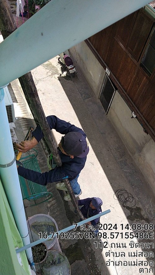 เจ้าหน้าที่กองยุทธศาสตร์และงบประมาณ ดำเนินการตามคำร้องขอซ่อมแซมเคเบิ้ลทีวี เพื่อการศึกษาเทศบาลนครแม่สอด ในวันที่ 7 สิงหาคม 2567