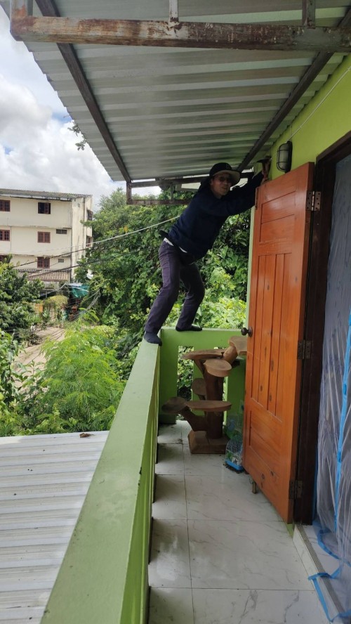 เจ้าหน้าที่กองยุทธศาสตร์และงบประมาณ ดำเนินการตามคำร้องขอซ่อมแซมเคเบิ้ลทีวี เพื่อการศึกษาเทศบาลนครแม่สอด ในวันที่ 7 สิงหาคม 2567