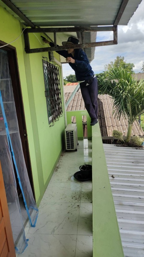 เจ้าหน้าที่กองยุทธศาสตร์และงบประมาณ ดำเนินการตามคำร้องขอซ่อมแซมเคเบิ้ลทีวี เพื่อการศึกษาเทศบาลนครแม่สอด ในวันที่ 7 สิงหาคม 2567