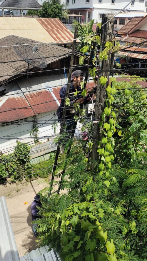 เจ้าหน้าที่กองยุทธศาสตร์และงบประมาณ ดำเนินการตามคำร้องขอซ่อมแซมเคเบิ้ลทีวี เพื่อการศึกษาเทศบาลนครแม่สอด ในวันที่ 7 สิงหาคม 2567