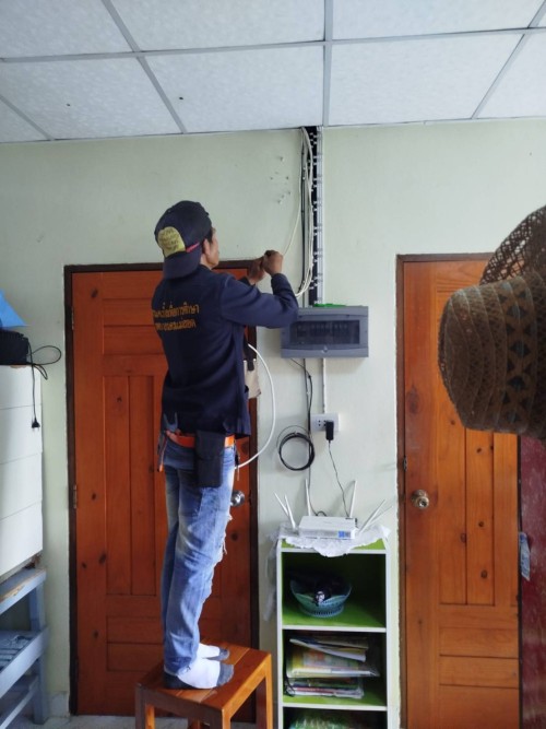 เจ้าหน้าที่กองยุทธศาสตร์และงบประมาณ ดำเนินการตามคำร้องขอซ่อมแซมเคเบิ้ลทีวี เพื่อการศึกษาเทศบาลนครแม่สอด ในวันที่ 7 สิงหาคม 2567