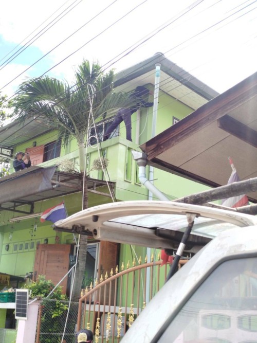 เจ้าหน้าที่กองยุทธศาสตร์และงบประมาณ ดำเนินการตามคำร้องขอซ่อมแซมเคเบิ้ลทีวี เพื่อการศึกษาเทศบาลนครแม่สอด ในวันที่ 7 สิงหาคม 2567