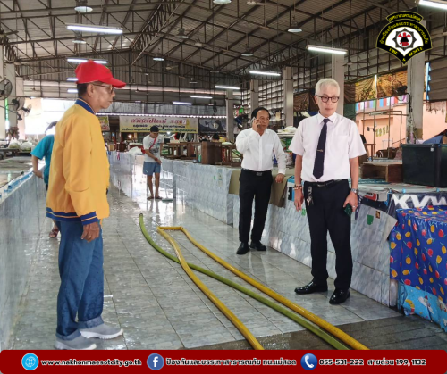 ดับเพลิงนครแม่สอด ร่วมกองสาธารณสุขและสิ่งแวดล้อม ออกดำเนินการฉีดล้างทำความสะอาดตลาดสดในเขตเทศบาลนครแม่สอด