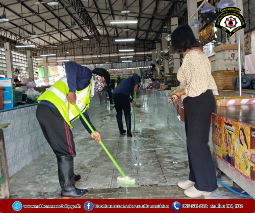 ดับเพลิงนครแม่สอด ร่วมกองสาธารณสุขและสิ่งแวดล้อม ออกดำเนินการฉีดล้างทำความสะอาดตลาดสดในเขตเทศบาลนครแม่สอด