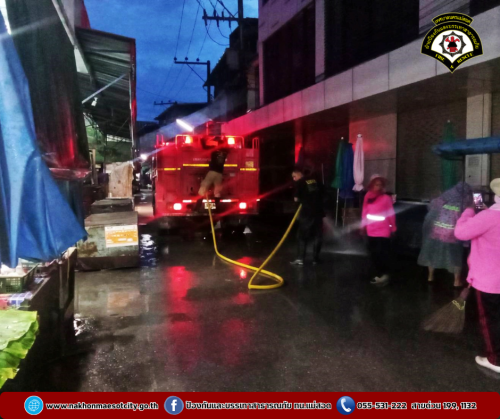 ดับเพลิงนครแม่สอด ร่วมกองสาธารณสุขและสิ่งแวดล้อม ออกดำเนินการฉีดล้างทำความสะอาดตลาดสดในเขตเทศบาลนครแม่สอด