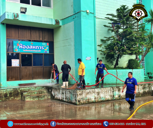 ดับเพลิงนครแม่สอด ดำเนินการฉีดล้างทำความสะอาดภายในโรงเรียนเทศบาลวัดชุมพลคีรี