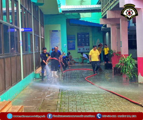 ดับเพลิงนครแม่สอด ดำเนินการฉีดล้างทำความสะอาดภายในโรงเรียนเทศบาลวัดชุมพลคีรี