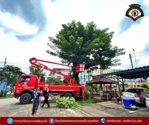 ดับเพลิงนครแม่สอด ออกดำเนินการตัดแต่งต้นไม้ ณ สำนักงานสรรพสามิตตาก สาขาแม่สอด